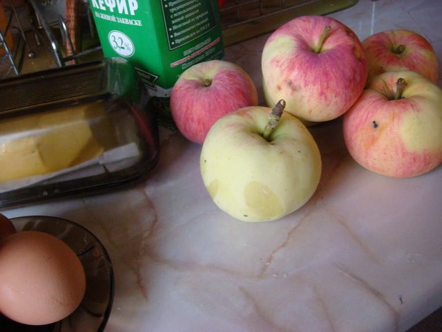 Шарлотка с яблоками и изюмом