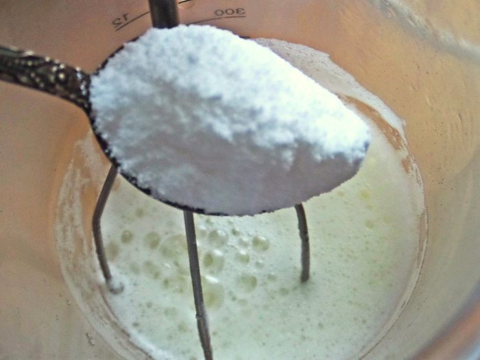 Бисквитные блины с брусникой