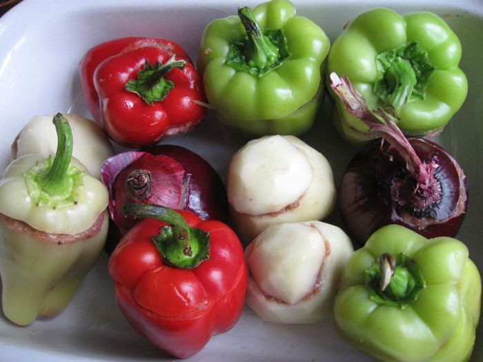 Запеченные овощи, фаршированные мясом и каперсами