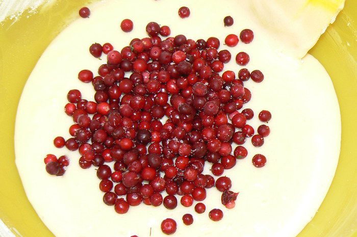 Маффины с брусникой и белым шоколадом 