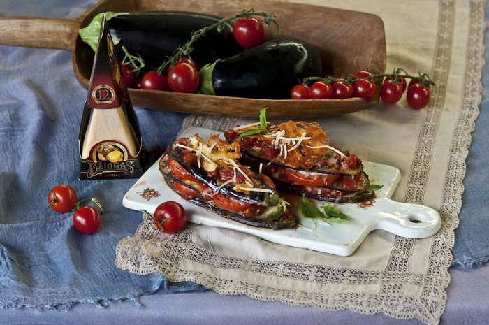 Баклажаны с сыром Джюгас, запеченные в томатном соусе 