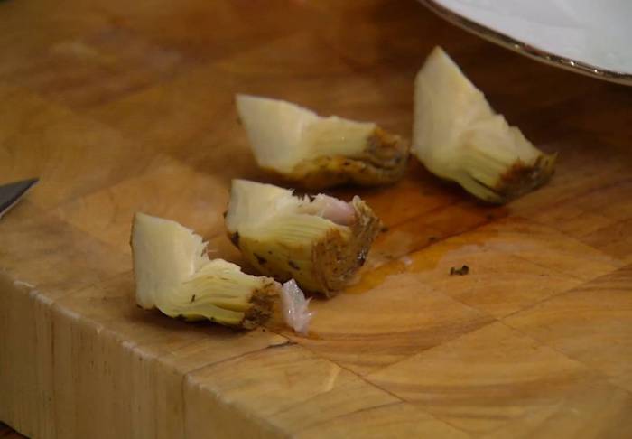 Маринованная ягнятина с артишоками и зеленым горошком