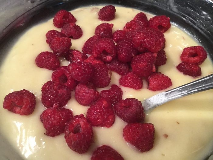 Кексы с малиной и миндалем