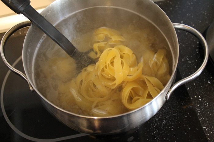 Паста фетучини с креветками и томатами