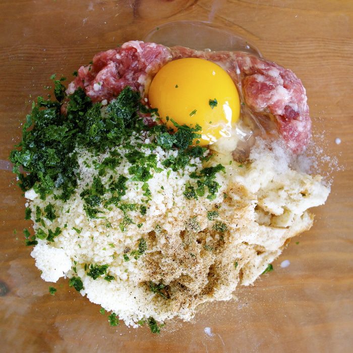 Фаршированная цесарка с капустой