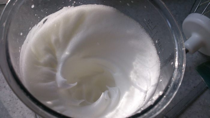 Бисквитные квадратики с черешней