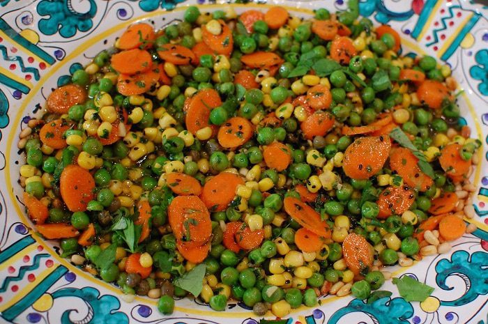 Салат из молодых овощей с соусом из петрушки 