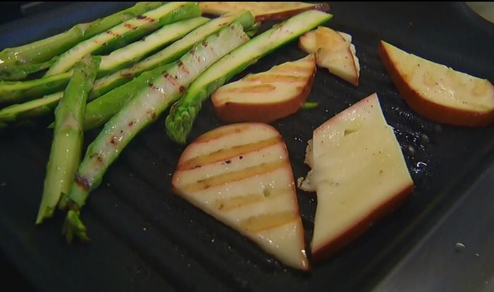 Салат со спаржей и жареным сулугуни 