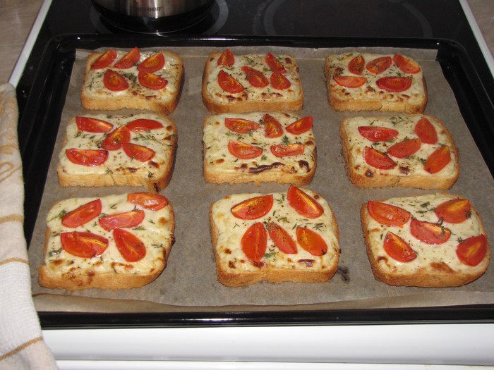 Тосты с сырным соусом и помидорами черри