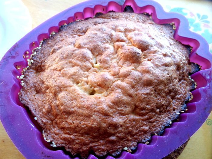 Шарлотка с ананасом и хурмой