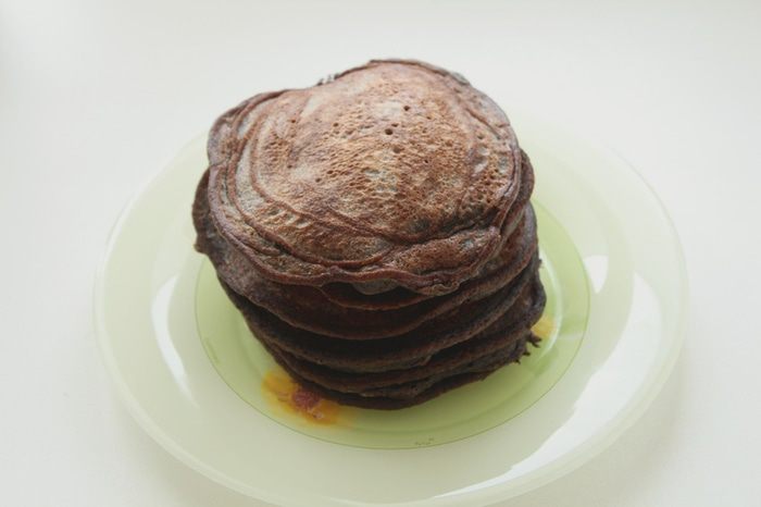 Мини-торт из черемуховых оладий с брусничным курдом