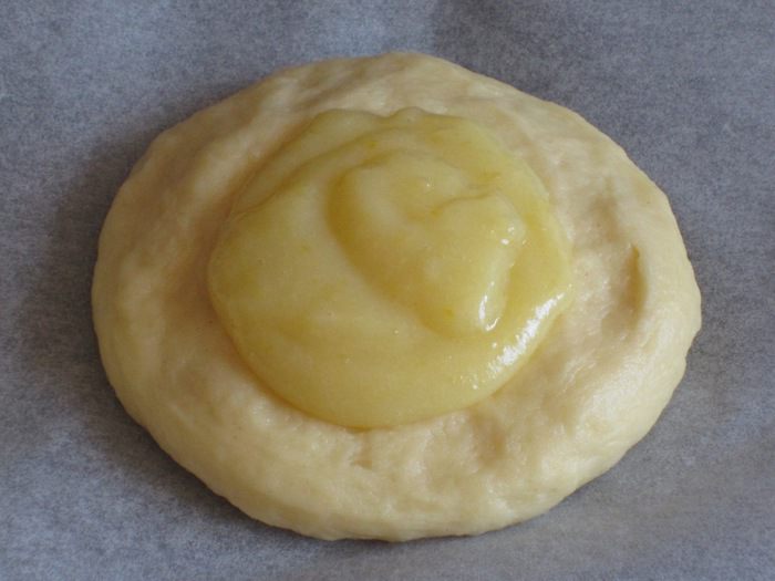 Пасхальные творожные булочки с заварным кремом и абрикосами