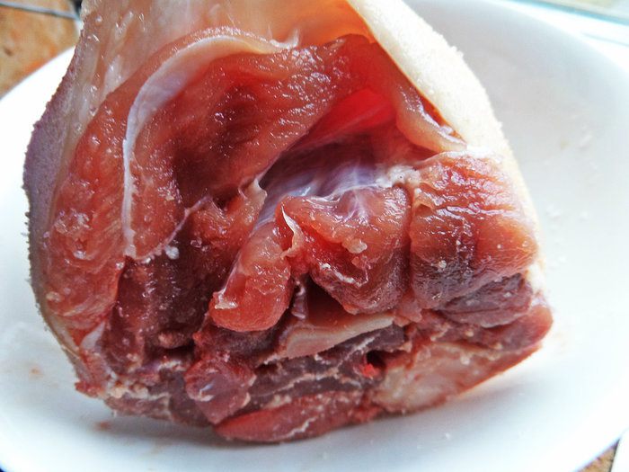 Рулька с разной капустой и грибами