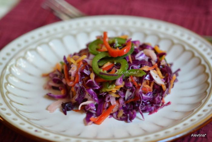 Салат с овощами и красной капустой