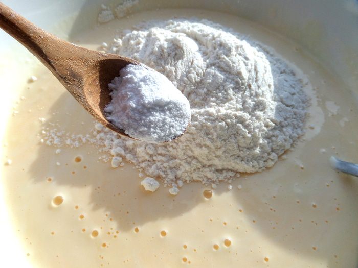 Золотистый заливной пирог с рыбой