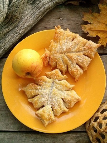 Слоеные листочки с яблоком