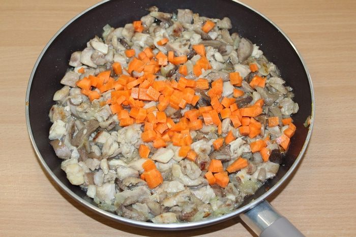 Сочный пирог с курицей, грибами и зеленым горошком