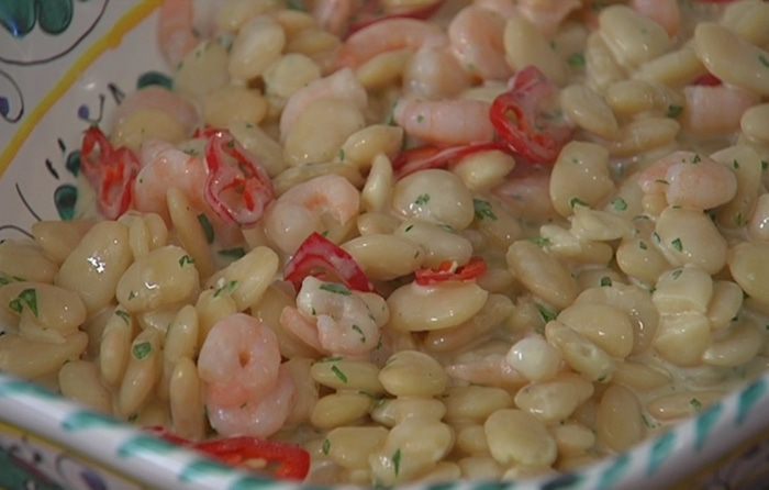 Острый салат из фасоли с креветками