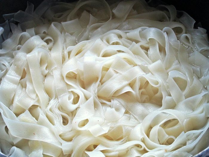 Рисовая лапша с овощами и крабом