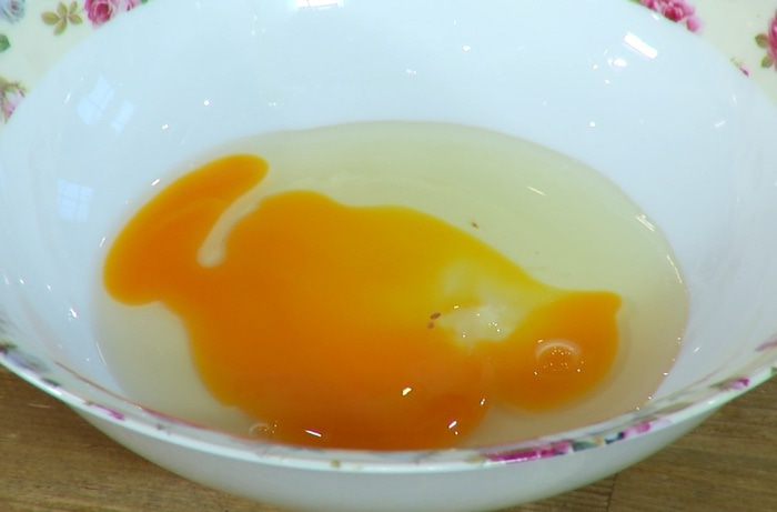 Яйцо по-шотландски с салатом и грудинкой 