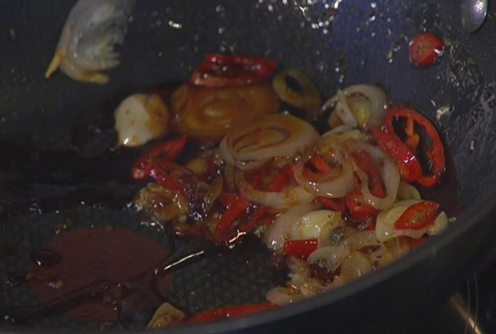 Ароматный салат из брокколи и курицы 