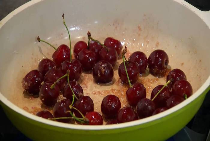 Салат с вишней, шпинатом и черным рисом