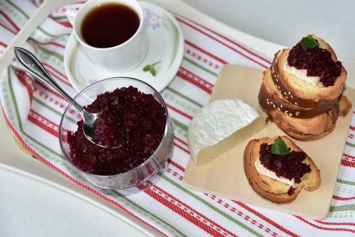 Тосты с сыром и свекольным мармеладом