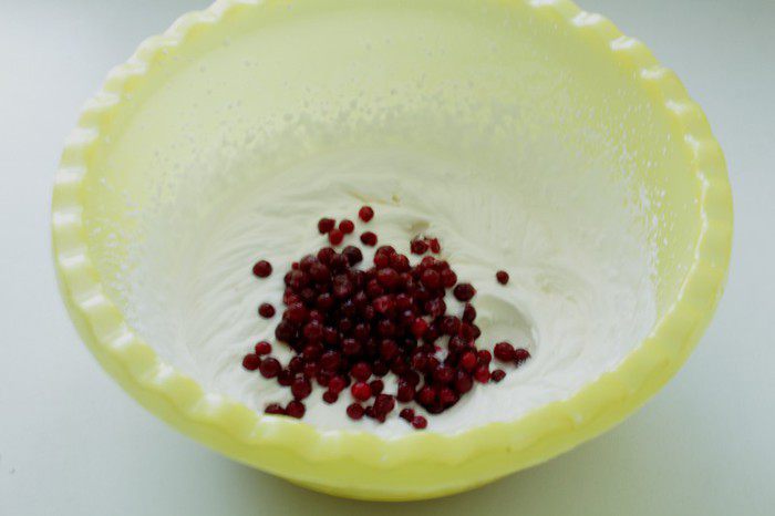 Брауни с чизкейком, взбитыми сливками и ягодой