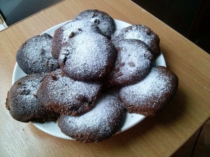 Шоколадное печенье с изюмом и миндальной мукой