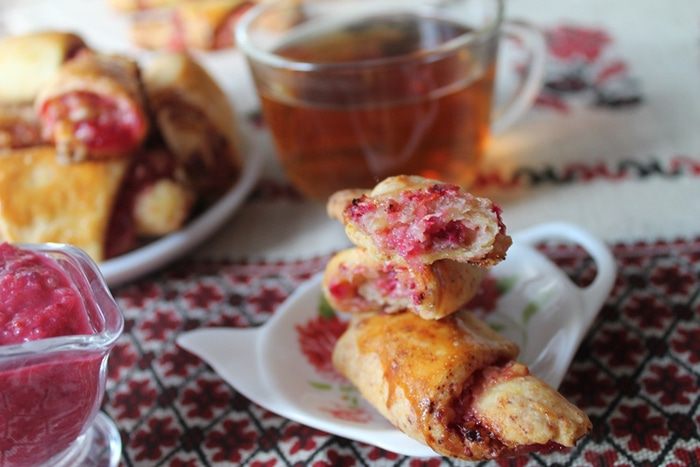 Рогалики с клюквой и кедровыми орешками