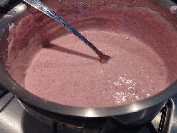 Нежный рулет с брусничным кремом и маршмеллоу