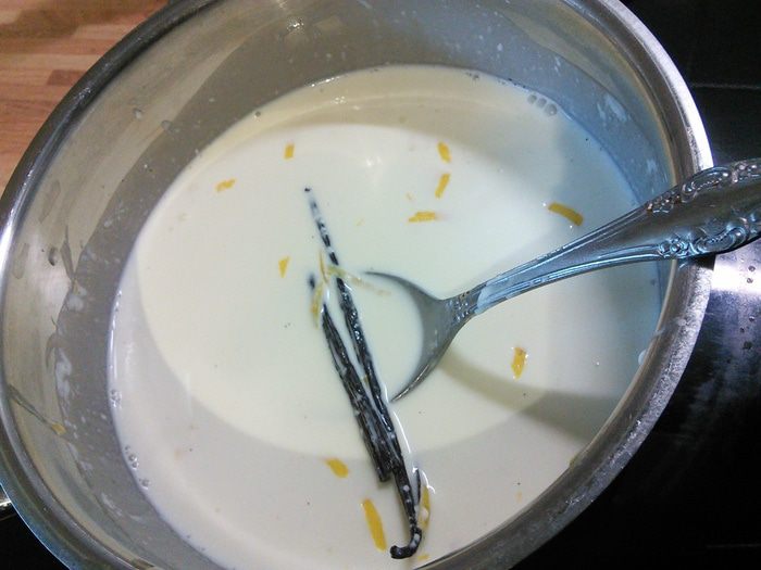 Шоколадные тарталетки с панна коттой и клубникой 