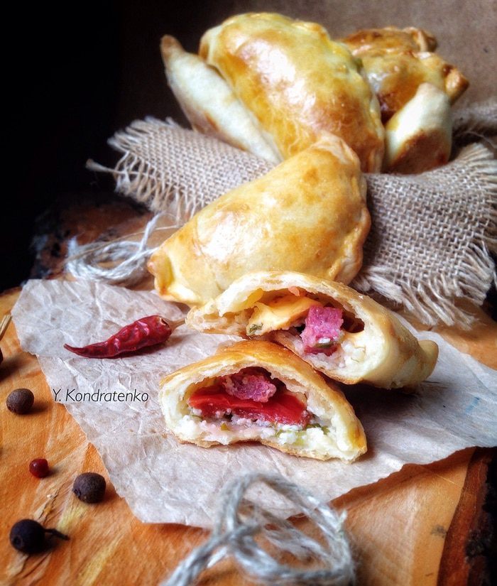 Пирожки с творогом, салями и сыром