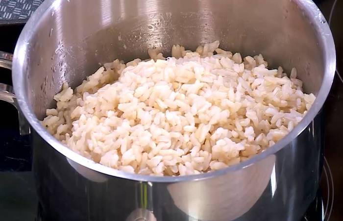 Салат из бурого риса с семгой и манго 