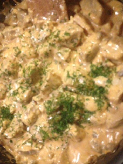 Мясо в сырном соусе с грибами