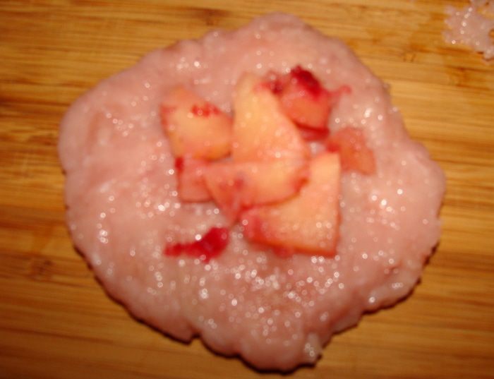 Котлеты из индейки с айвой под голубым соусом и шафраном