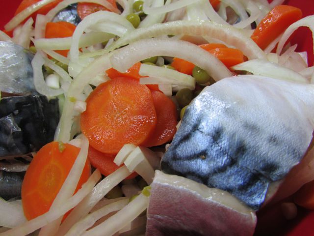 Маринованная скумбрия с овощами