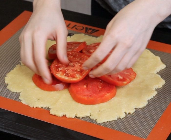 Галета с помидорами, базиликом и фетой