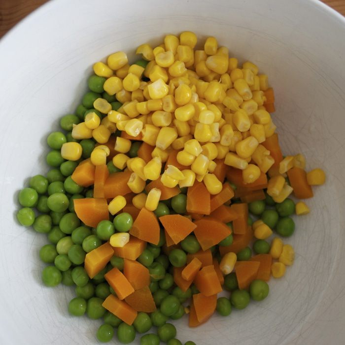 Салат из ветчины и макарон под соусом рикотта