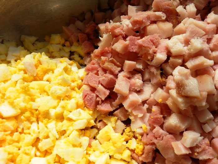 Блинчики с копченым окороком и вареным яйцом