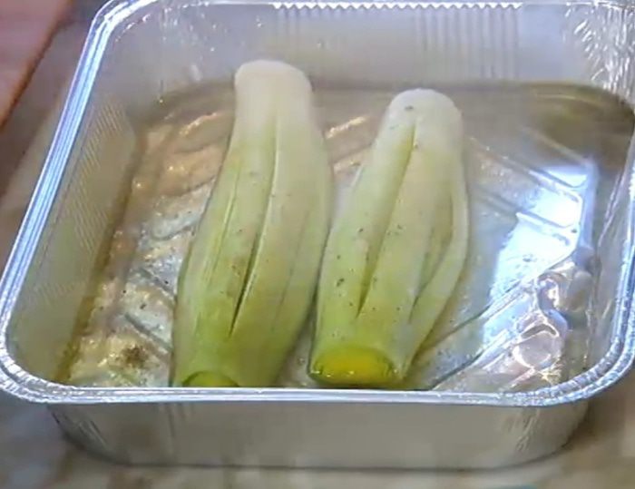 Запеченный порей с яйцами и шнитт-луком 