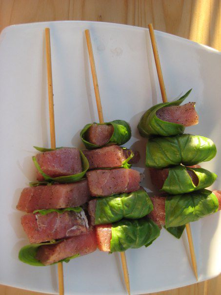 Средиземноморские шашлычки из тунца с базиликом