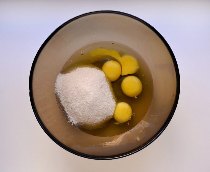 Шоколадная шарлотка с грушей и корицей