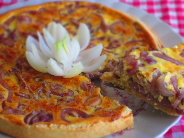 Киш с карамелизированным луком