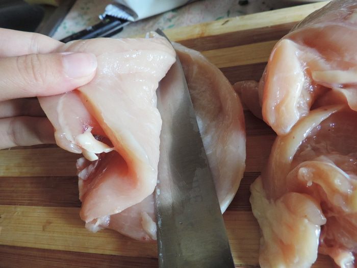 Куриные рулетики со шпинатом под сметанно-томатным соусом