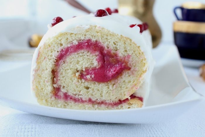 Рулет с брусничным курдом