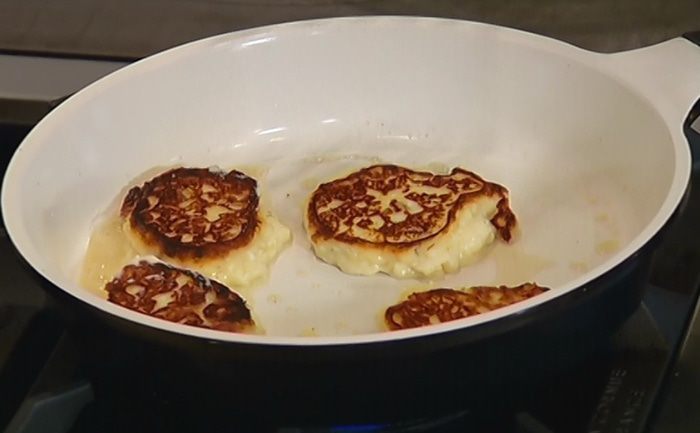 Лимонные сырники с соусом из маскарпоне 