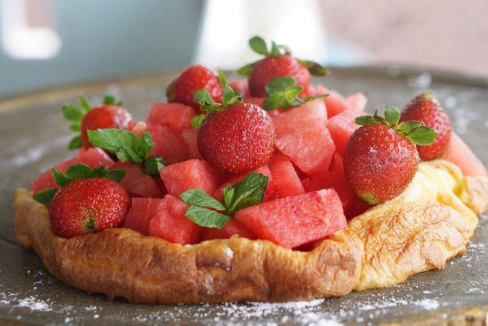 Запеченный блин с фруктами