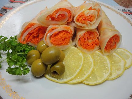 Закусочные рулетики из моркови с капустой