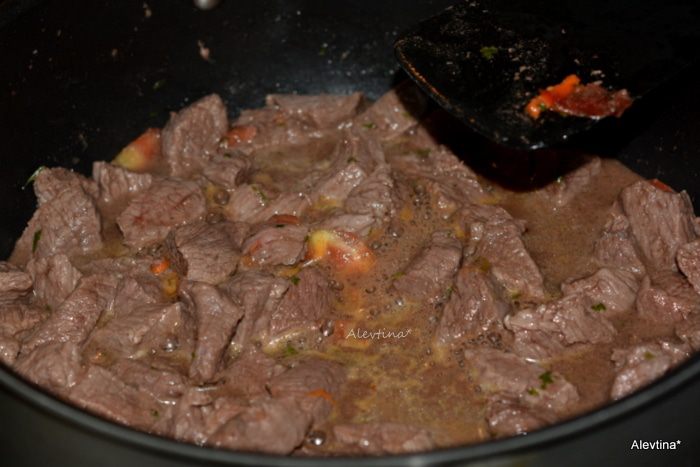 Чили с говядиной и соусом из хрена